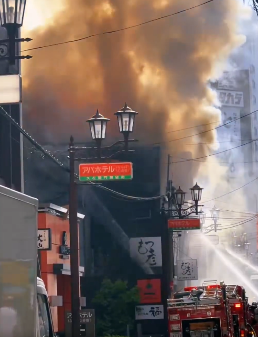 日本大阪市心齋橋發生火災,起火地點為西心齋橋一棟三層樓的建築物,火勢延燒至附近數棟建物。(影片截圖)