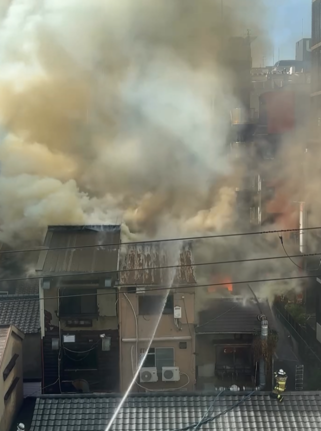 日本大阪市心齋橋發生火災,起火地點為西心齋橋一棟三層樓的建築物,火勢延燒至附近數棟建物。(影片截圖)
