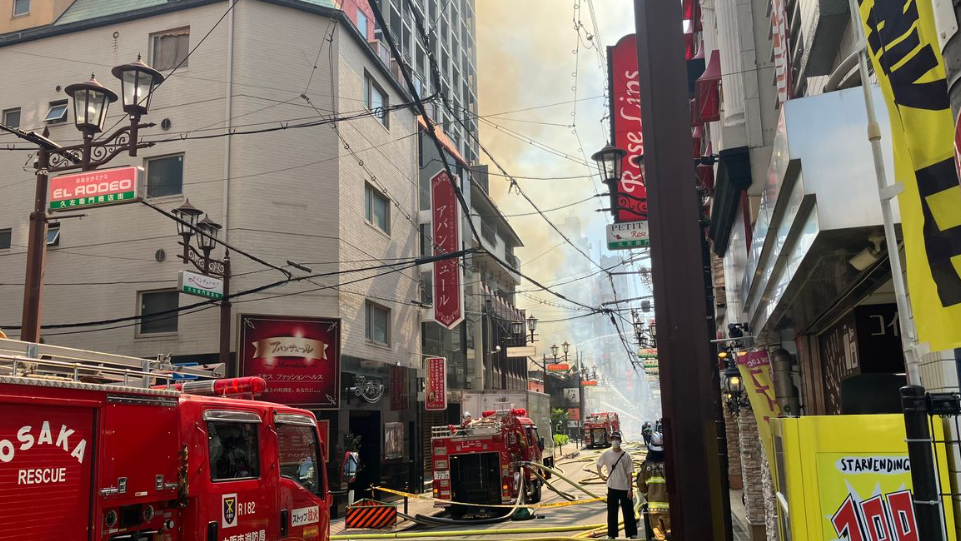 日本大阪市心齋橋發生火災,起火地點為西心齋橋一棟三層樓的建築物,火勢延燒至附近數棟建物。(網上圖片)