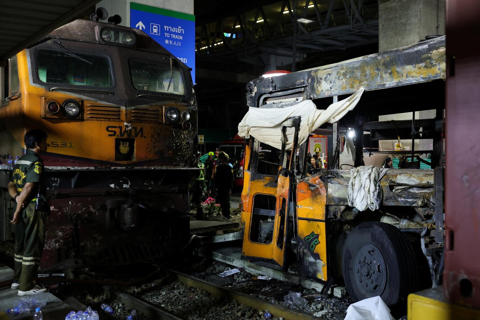 泰國一輛路線火車撞上巴士,造成多人死傷。(圖/路透)
