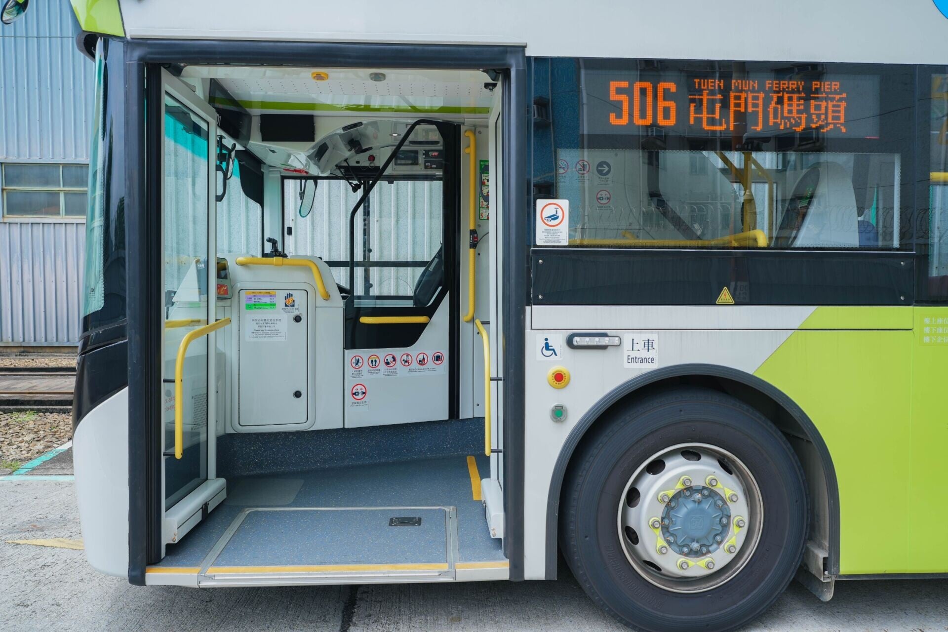 港鐵巴士將由5月中起試行為視障候車乘客提供巴士路綫資訊的聲音提示系統。