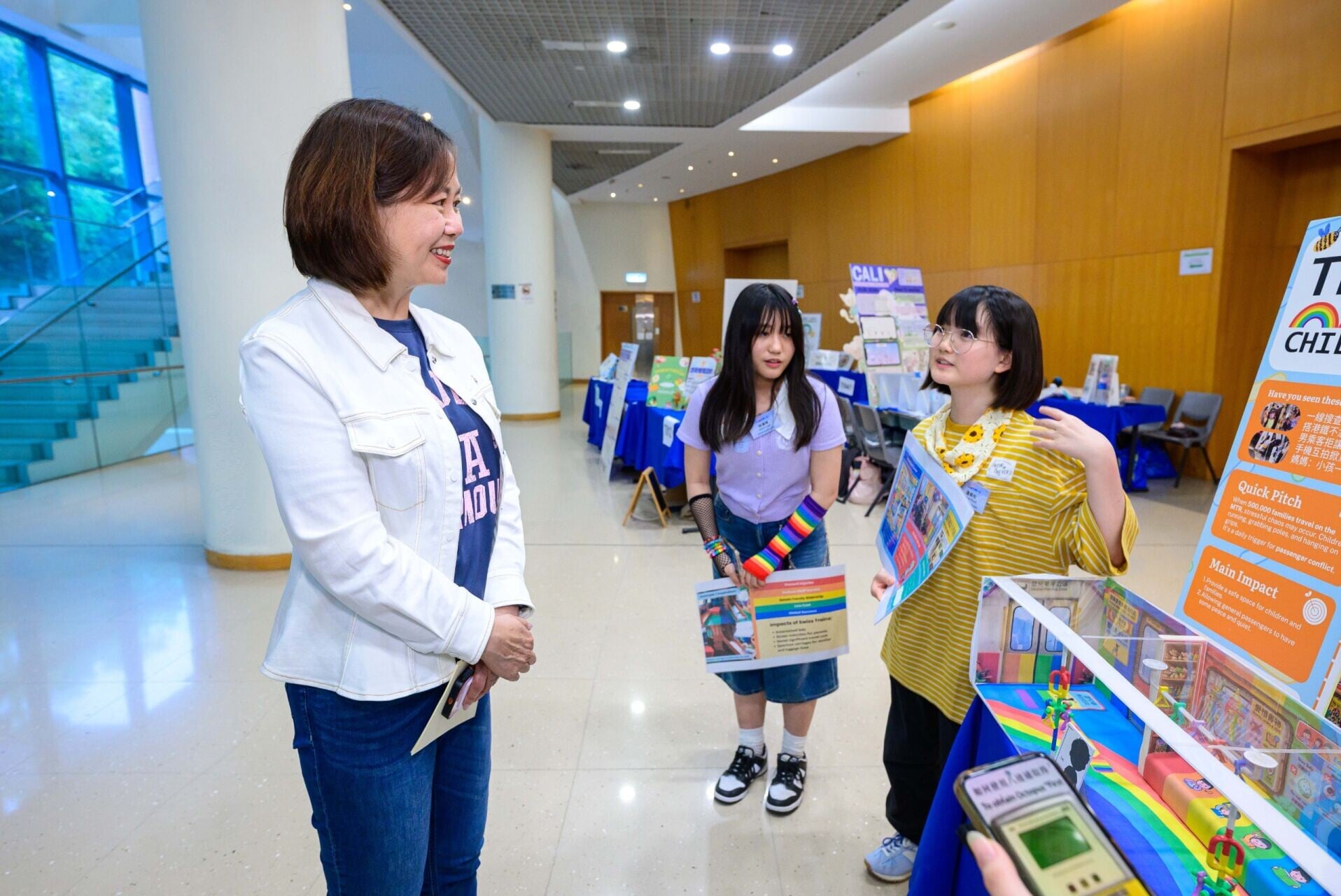 港鐵公司行政總裁楊美珍女士(左)於總決賽上與參賽學生交流,細聽學生分享創新方案。