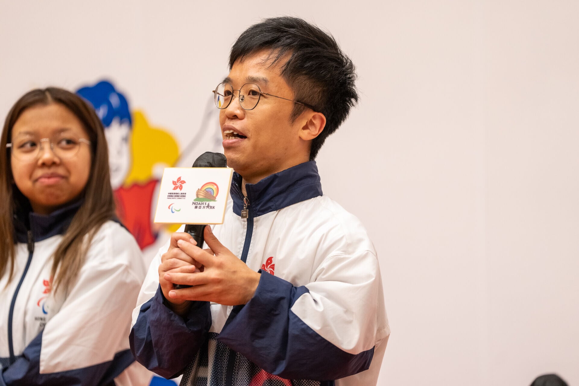 羽毛球運動員王鎮炎(右)回顧上屆亞殘運會晉級四強的難忘一刻