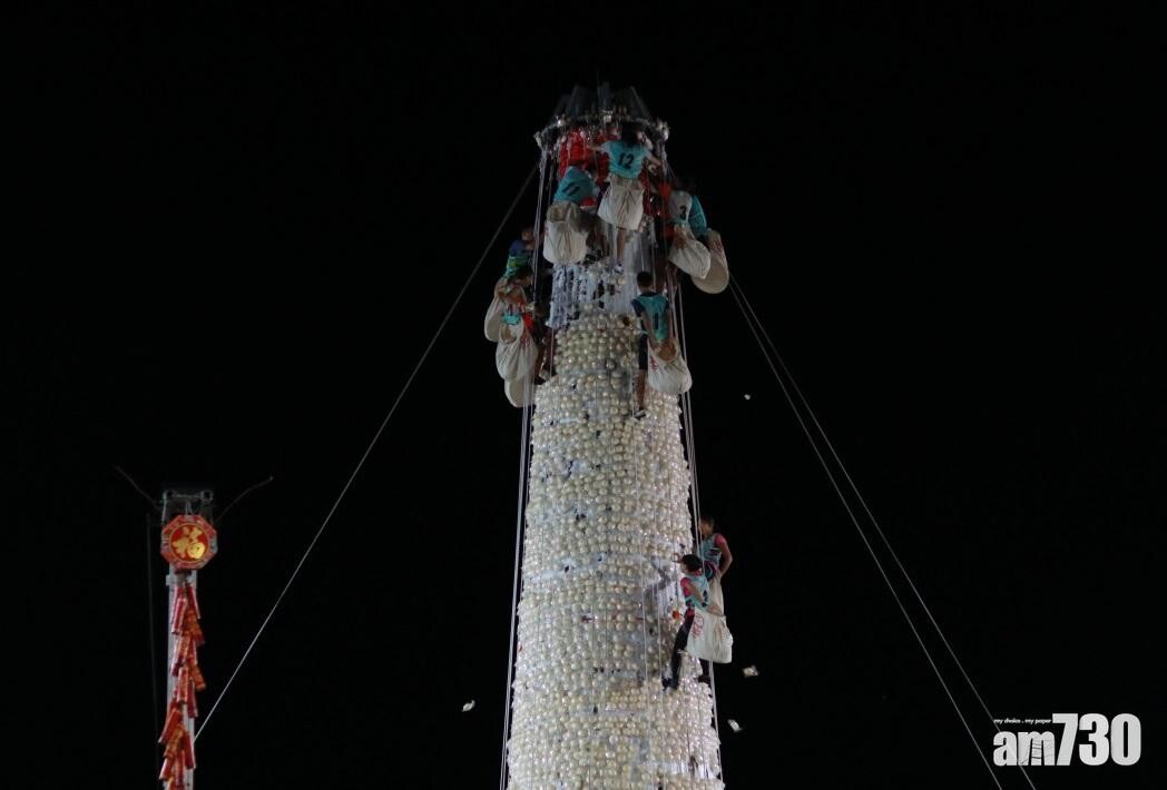 壓軸項目搶包山決賽於5月25日凌晨零時在長洲北帝廟遊樂場上演。(資料圖片)