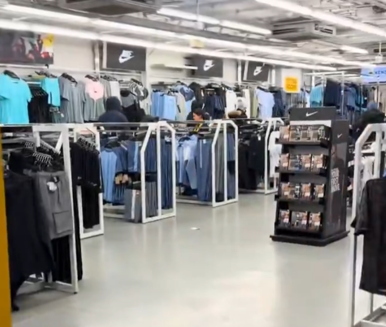 倫敦伊爾福德運動用品連鎖店JD Sports遭多名蒙面青年搶掠,有女店員上前奮勇阻止。(X)