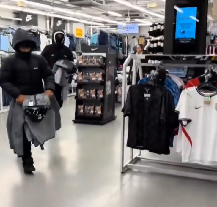 倫敦伊爾福德運動用品連鎖店JD Sports遭多名蒙面青年搶掠,有女店員上前奮勇阻止。(X)