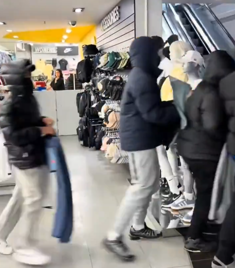 倫敦伊爾福德運動用品連鎖店JD Sports遭多名蒙面青年搶掠,有女店員上前奮勇阻止。(X)