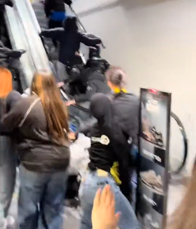 倫敦伊爾福德運動用品連鎖店JD Sports遭多名蒙面青年搶掠,有女店員上前奮勇阻止。(X)