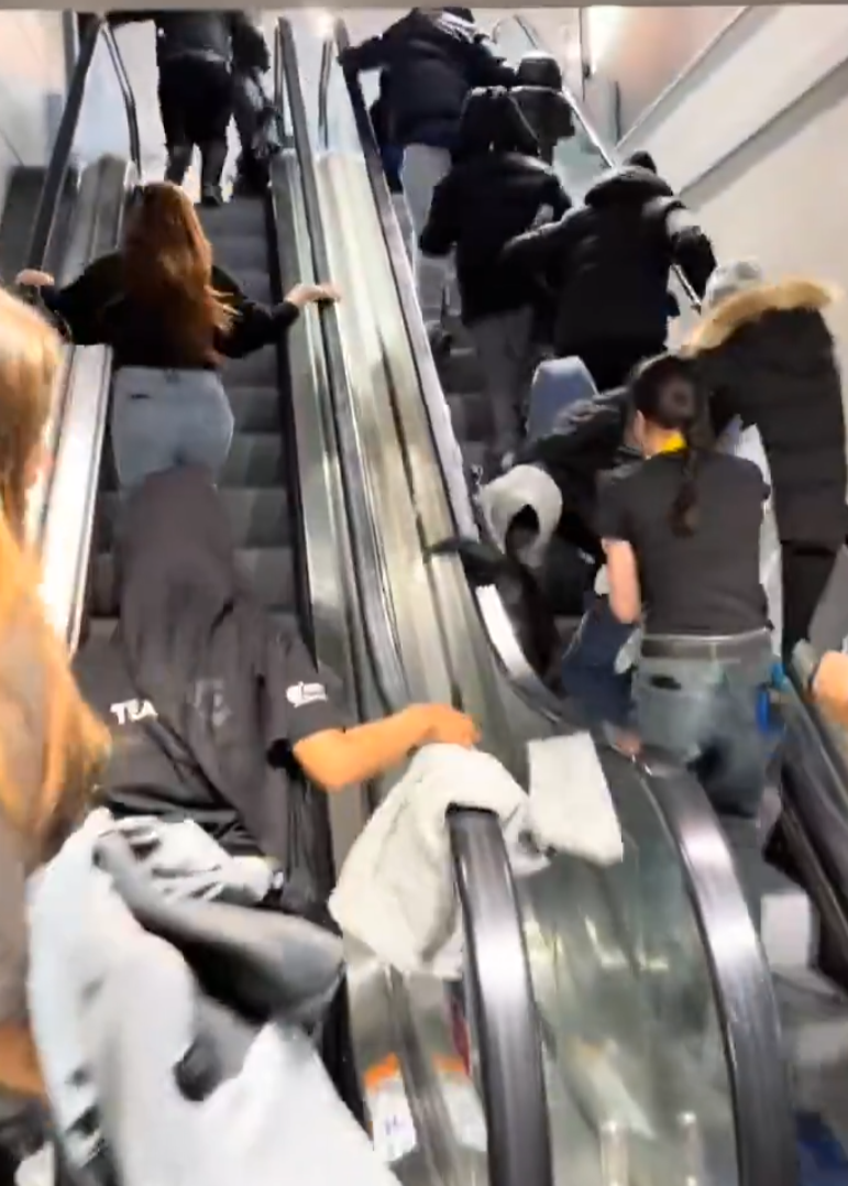 倫敦伊爾福德運動用品連鎖店JD Sports遭多名蒙面青年搶掠,有女店員上前奮勇阻止。(X)