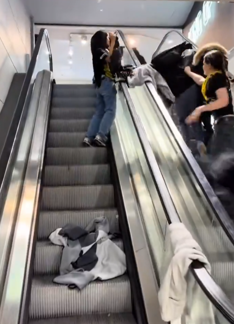 倫敦伊爾福德運動用品連鎖店JD Sports遭多名蒙面青年搶掠,有女店員上前奮勇阻止。(X)