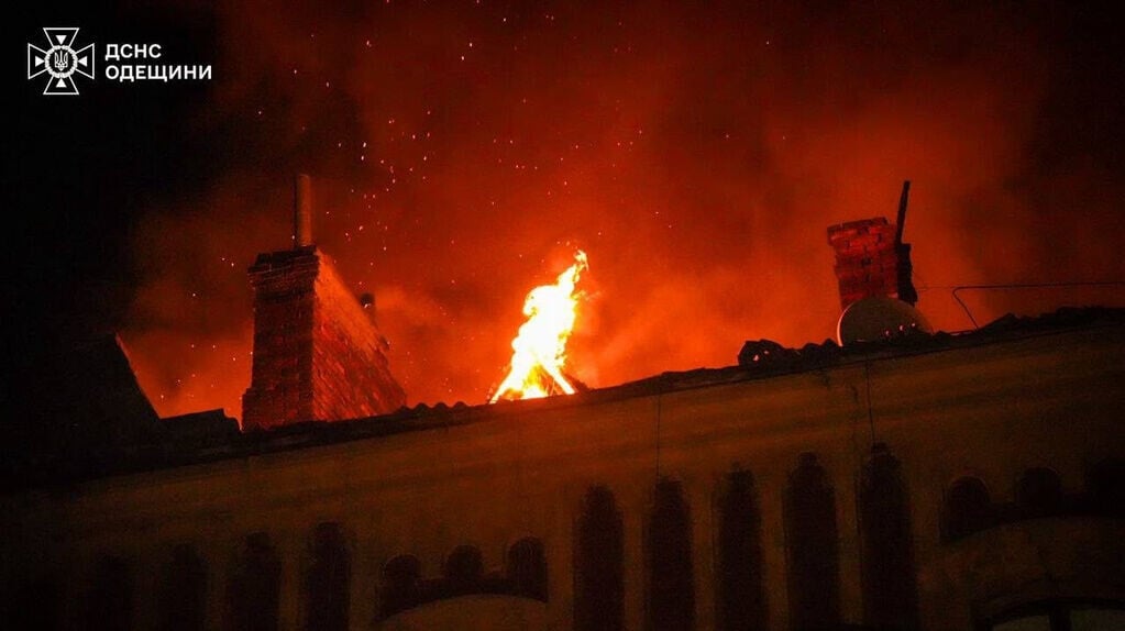 俄烏戰爭｜俄無人機及飛彈夜襲烏克蘭敖德薩(Odessa)，令一座建築物起火。（美聯社）