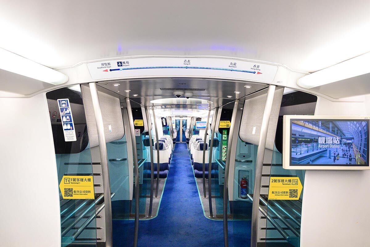 機場快綫列車車廂貼有一號及二號客運大樓的方向指示。(港鐵提供)