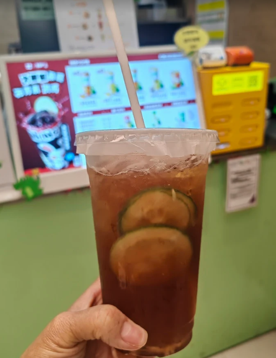 以招牌手打檸檬茶及鴨屎香檸檬茶作賣點的內地連鎖茶飲品牌「檸季」,只餘元朗元點分店。(網上圖片)