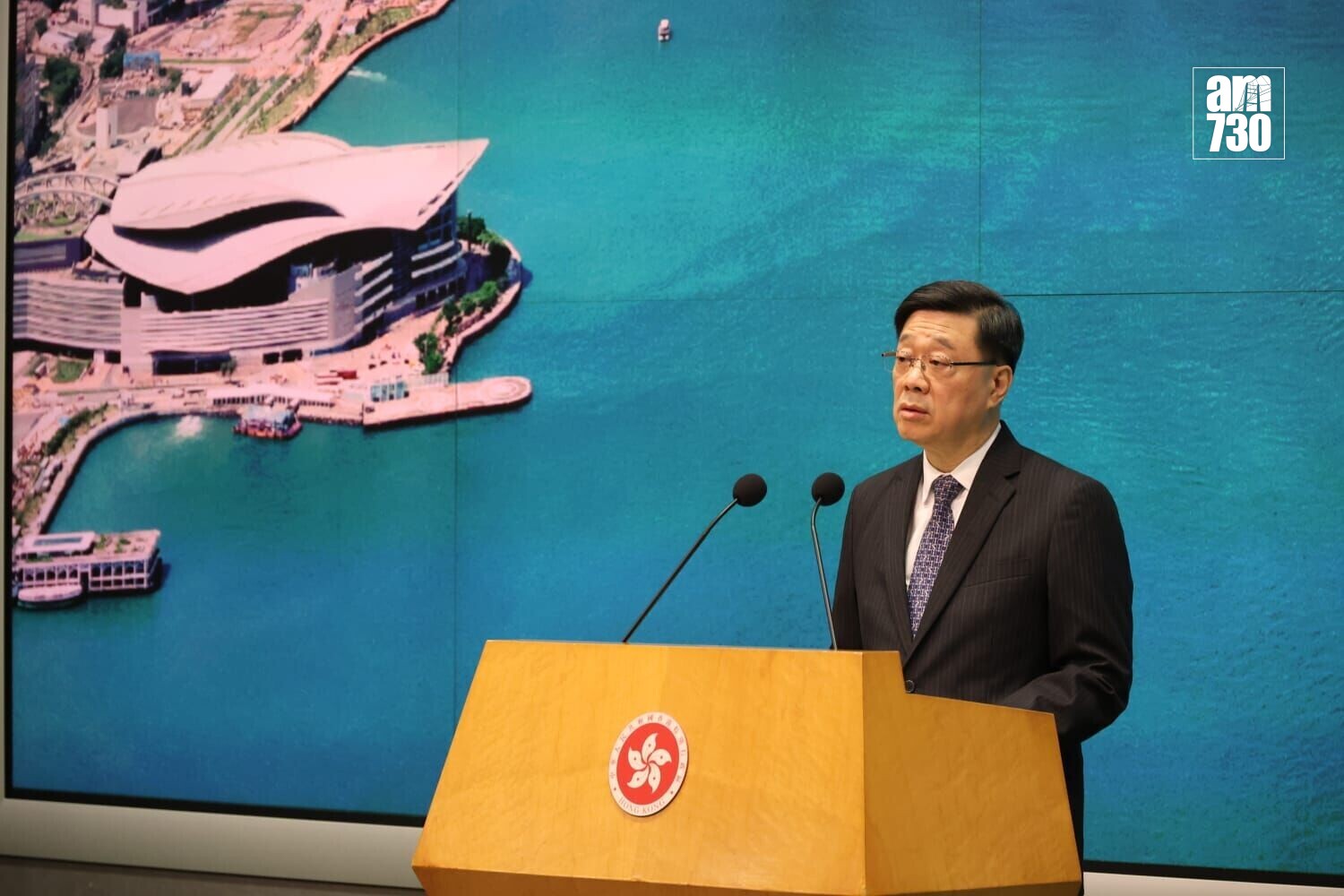李家超指,公務員加薪仍須考慮六大因素,本月公布初步結果。(周令知攝)