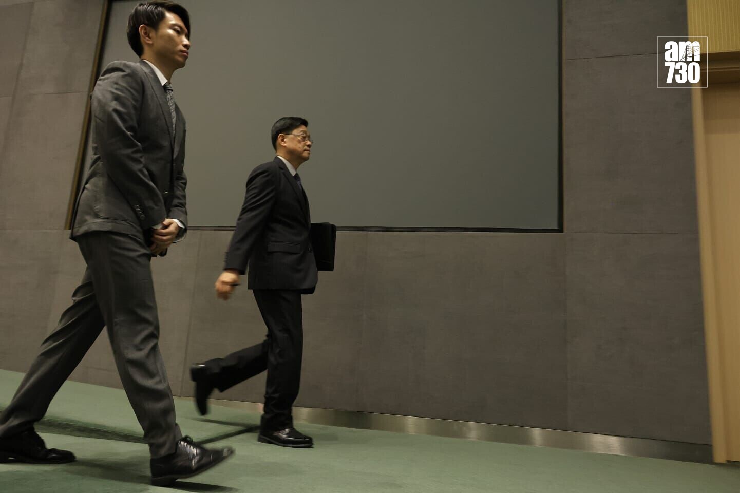 李家超指,公務員加薪仍須考慮六大因素,本月公布初步結果。(周令知攝)