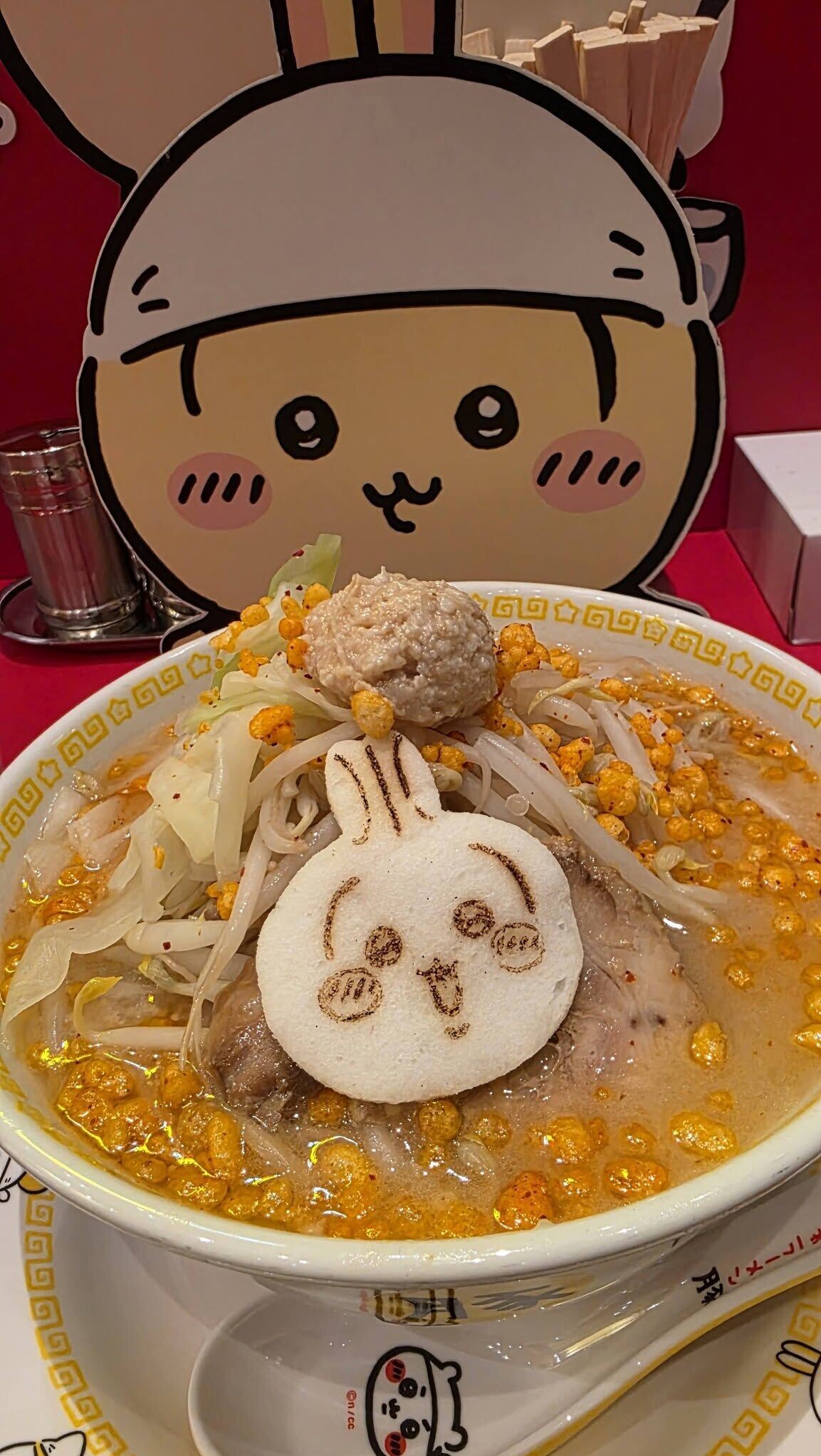 有Chiikawa粉絲表示周日晚市時段往旺角朗豪坊的「吉伊卡哇拉麵」,觀察到餐廳近半出現「吉位」。事主對此冷清情景「唔忍心」,決定再入去幫襯及買周邊產品。(Chiikawa HK Fans Club FB)