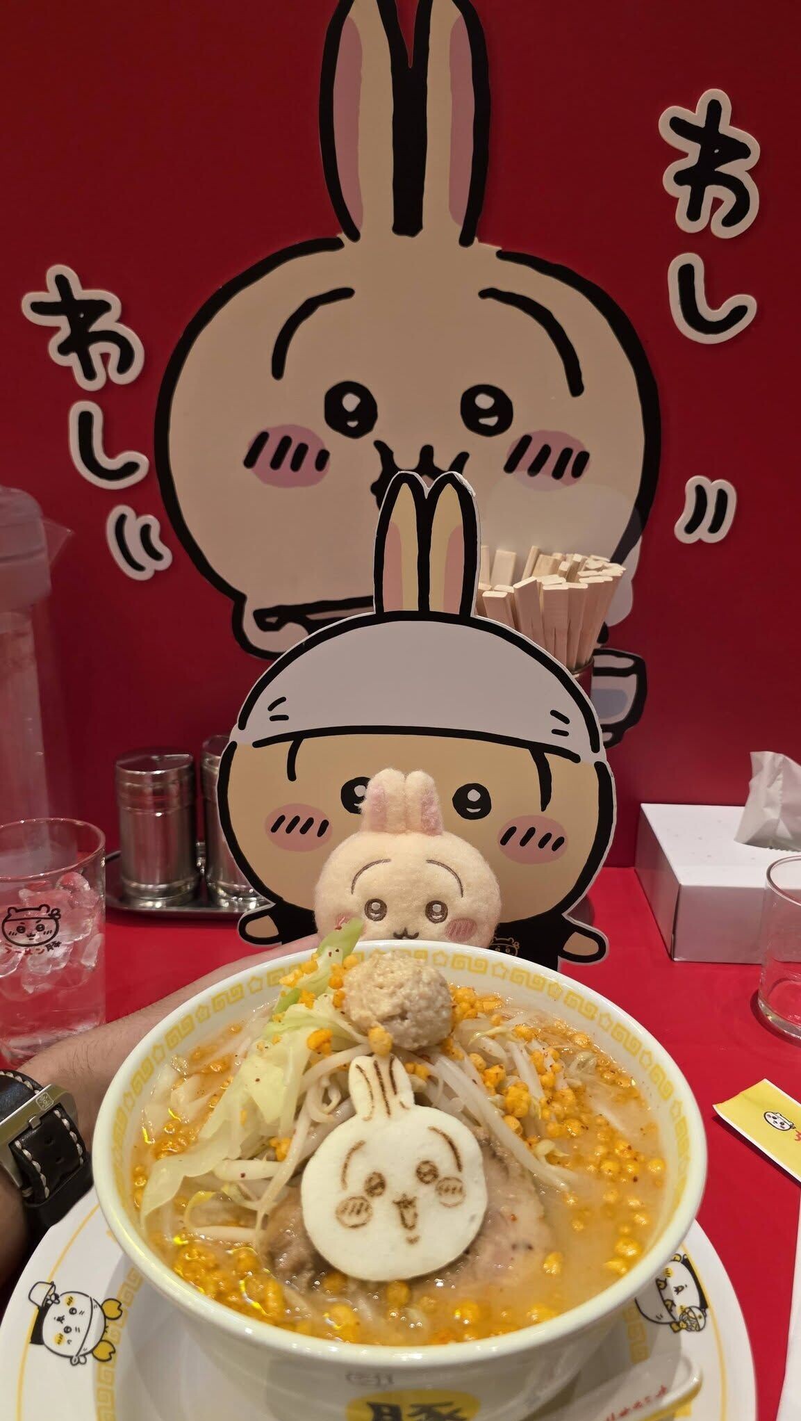 有Chiikawa粉絲表示周日晚市時段往旺角朗豪坊的「吉伊卡哇拉麵」,觀察到餐廳近半出現「吉位」。事主對此冷清情景「唔忍心」,決定再入去幫襯及買周邊產品。(Chiikawa HK Fans Club FB)