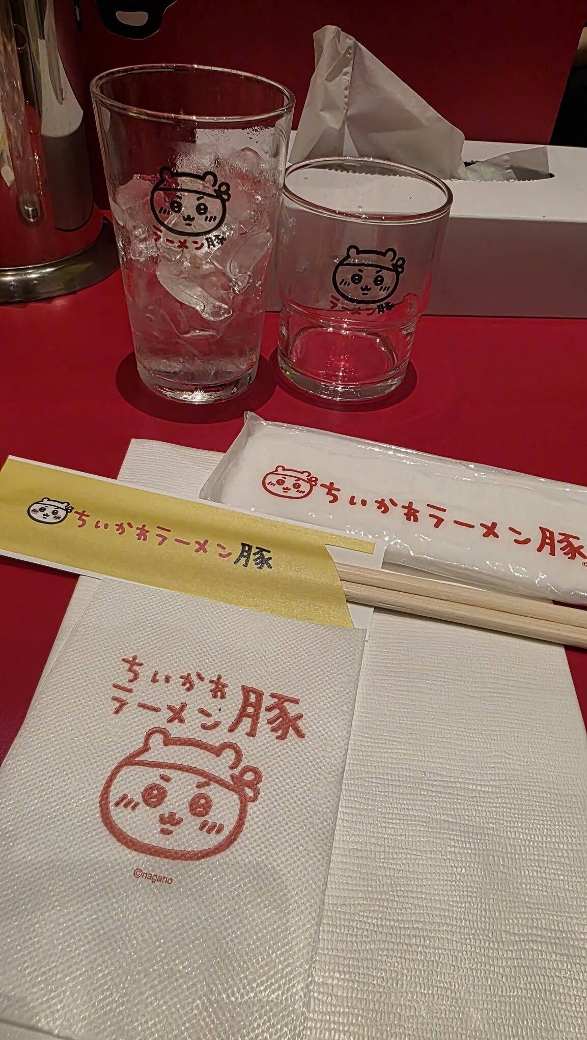 有Chiikawa粉絲表示周日晚市時段往旺角朗豪坊的「吉伊卡哇拉麵」,觀察到餐廳近半出現「吉位」。事主對此冷清情景「唔忍心」,決定再入去幫襯及買周邊產品。(Chiikawa HK Fans Club FB)