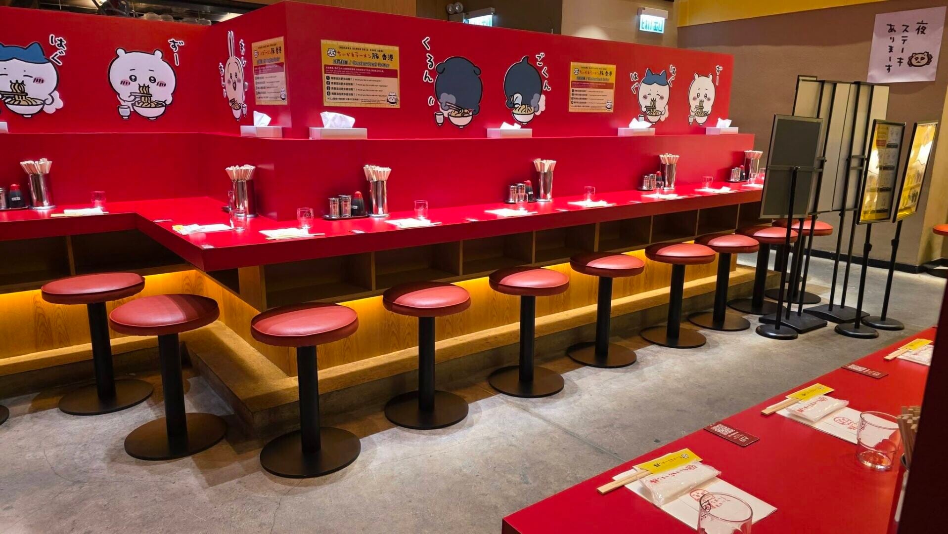 有Chiikawa粉絲表示周日晚市時段往旺角朗豪坊的「吉伊卡哇拉麵」,觀察到餐廳近半出現「吉位」。事主對此冷清情景「唔忍心」,決定再入去幫襯及買周邊產品。(Chiikawa HK Fans Club FB)
