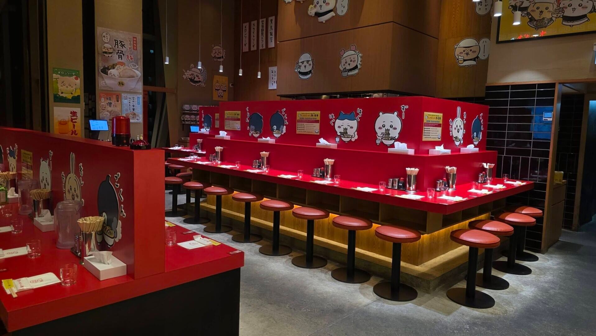 有Chiikawa粉絲表示周日晚市時段往旺角朗豪坊的「吉伊卡哇拉麵」,觀察到餐廳近半出現「吉位」。事主對此冷清情景「唔忍心」,決定再入去幫襯及買周邊產品。(Chiikawa HK Fans Club FB)