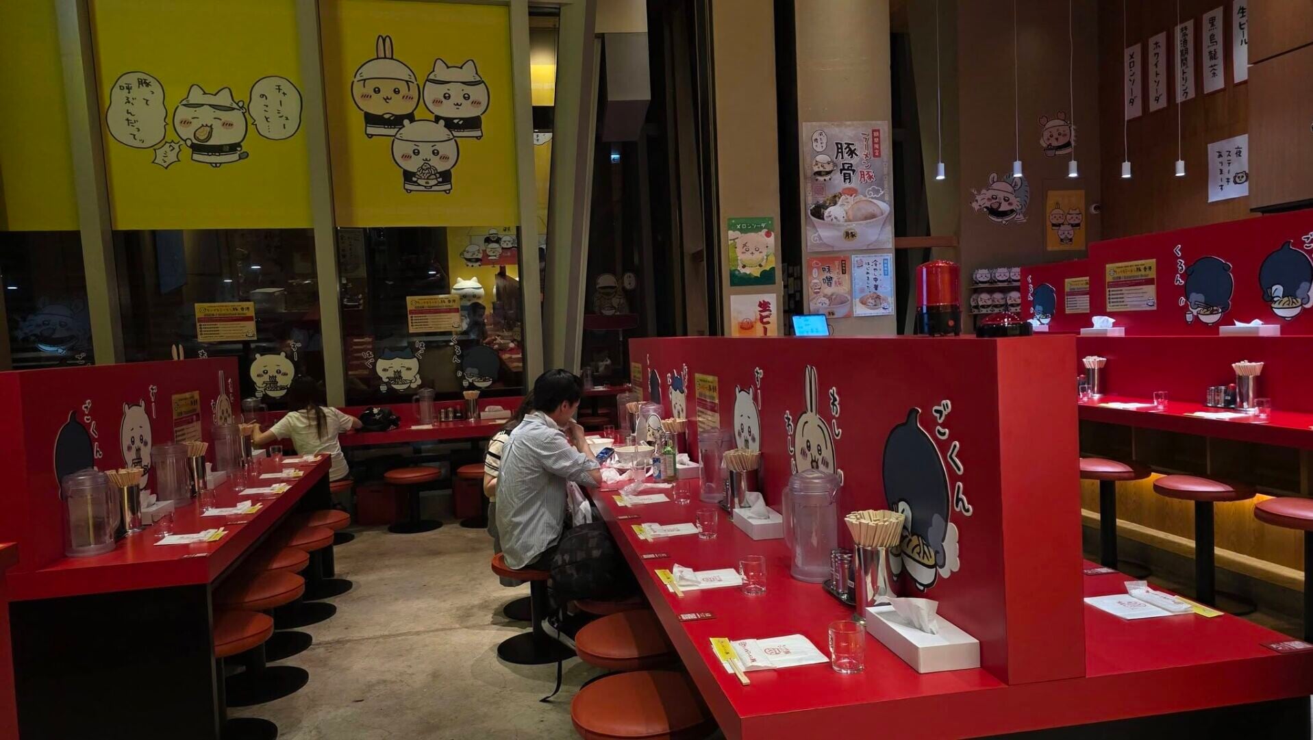 有Chiikawa粉絲表示周日晚市時段往旺角朗豪坊的「吉伊卡哇拉麵」,觀察到餐廳近半出現「吉位」。事主對此冷清情景「唔忍心」,決定再入去幫襯及買周邊產品。(Chiikawa HK Fans Club FB)