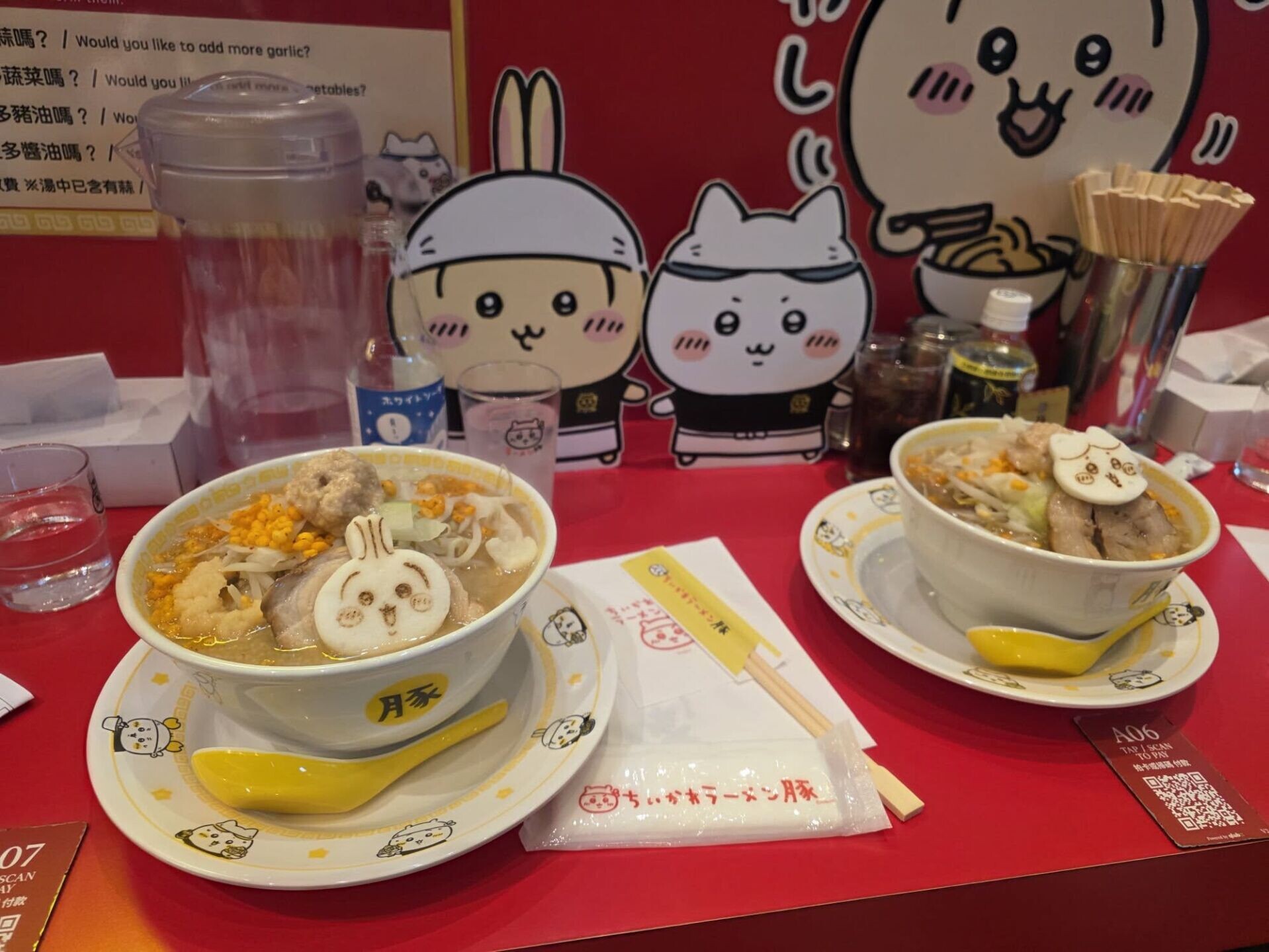 有Chiikawa粉絲表示周日晚市時段往旺角朗豪坊的「吉伊卡哇拉麵」,觀察到餐廳近半出現「吉位」。事主對此冷清情景「唔忍心」,決定再入去幫襯及買周邊產品。(Chiikawa HK Fans Club FB)