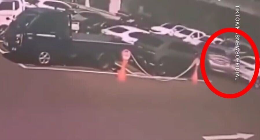 老婦先撞上另一輛車,隨後懷疑誤踩油門,突然加速向前衝。(X)