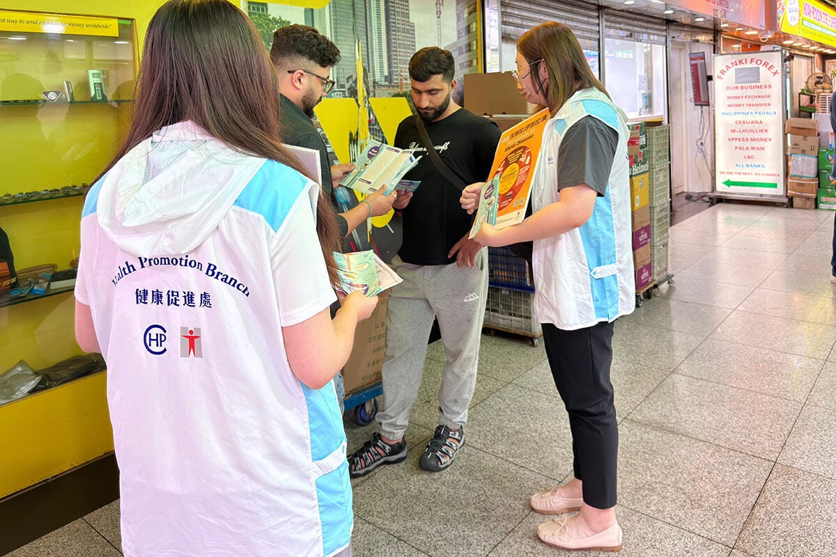衞生防護中心到尖沙咀較多非洲人士聚居的地點,派發伊波拉病的健康宣傳資料。(政府新聞處)