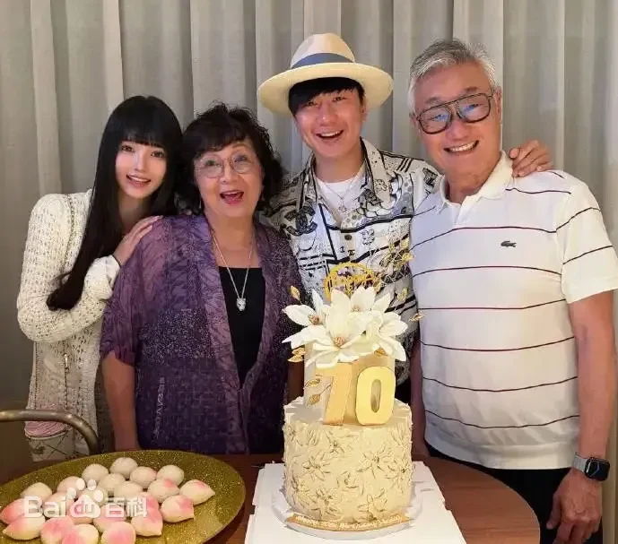 林俊傑(JJ)曾與女朋友Annalisa(七七)一同慶祝母親生日。(資料圖片)