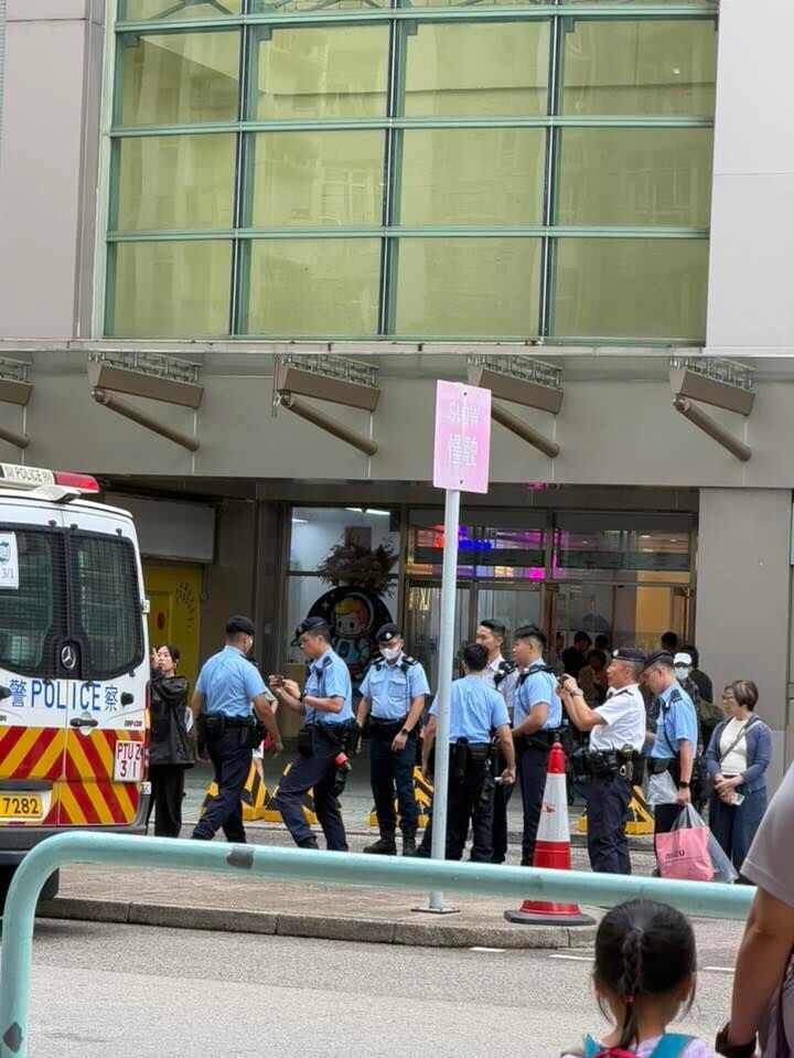 跨部門進行反非法勞工聯合行動,突擊搜查港島區內多個罪案黑點拘捕11人,社交平台周二下午流傳多名機動部隊警員於鴨脷洲海怡半島海怡廣場外駐守。(海怡半島討論區FB)