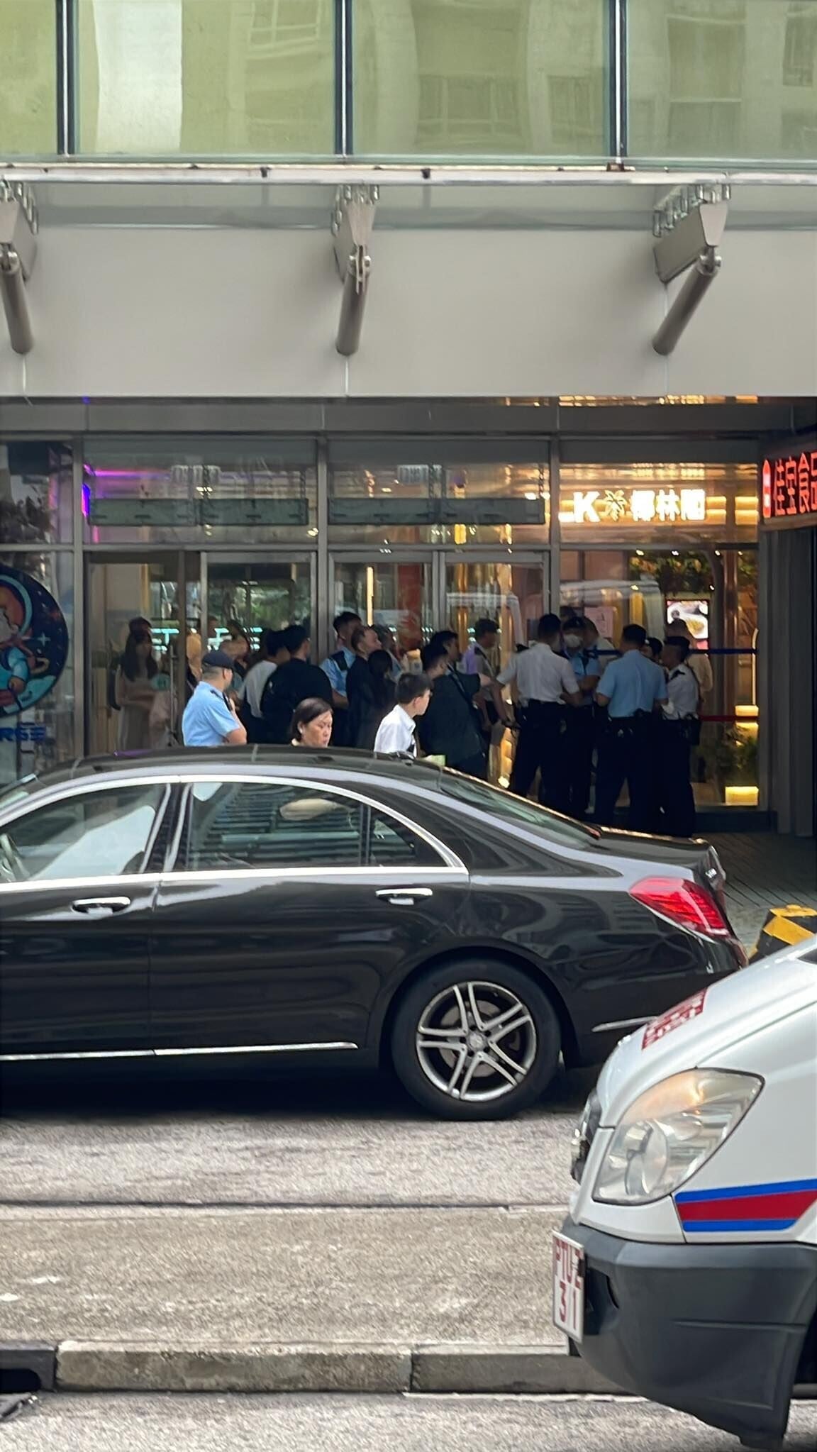 跨部門進行反非法勞工聯合行動,突擊搜查港島區內多個罪案黑點拘捕11人,社交平台周二下午流傳多名機動部隊警員於鴨脷洲海怡半島海怡廣場外駐守。(海怡半島討論區FB)