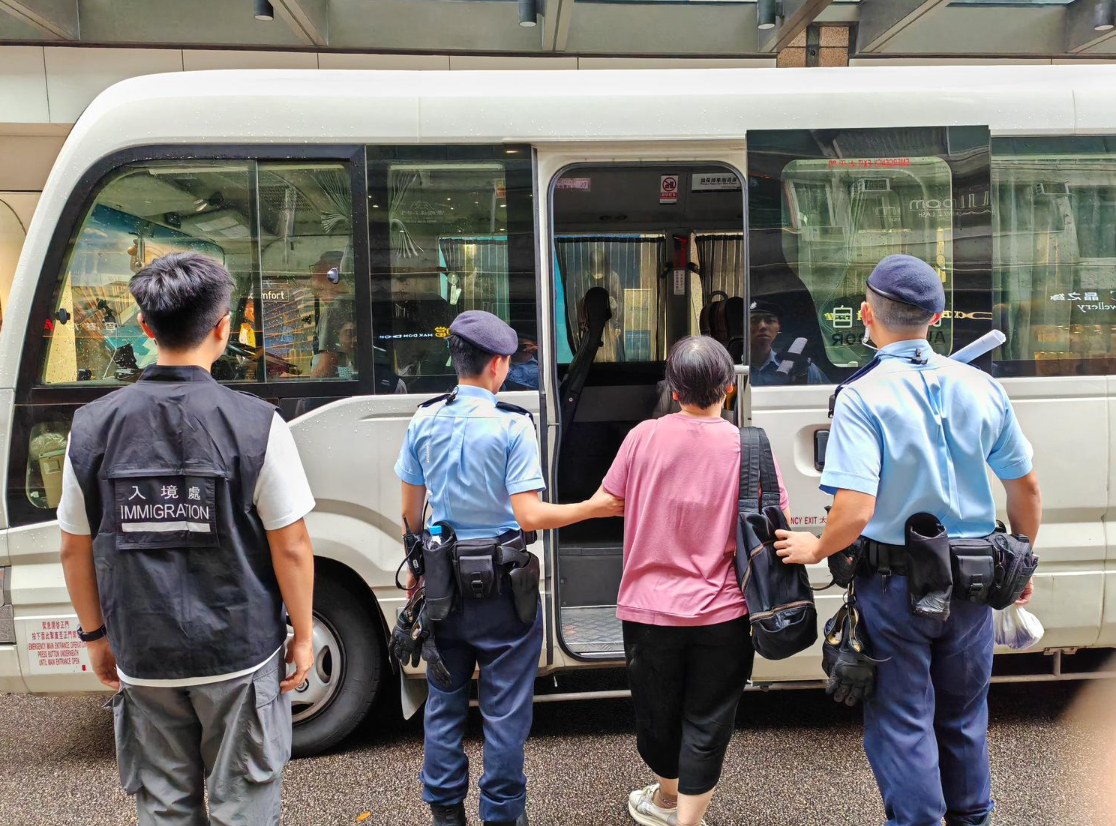 跨部門進行反非法勞工聯合行動,突擊搜查港島區內多個罪案黑點拘捕11人。(警方提供)