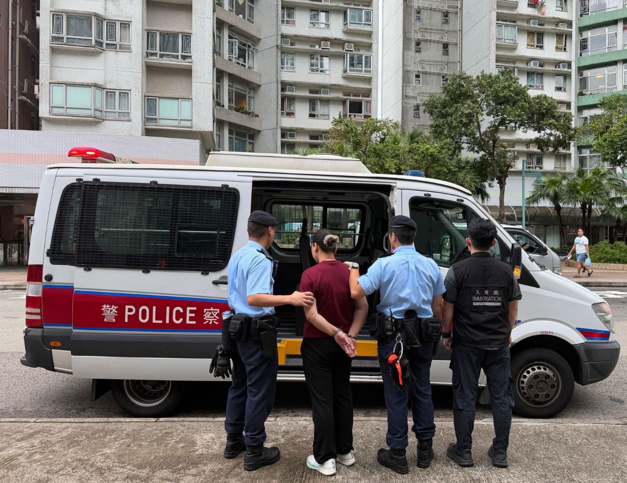 跨部門進行反非法勞工聯合行動,突擊搜查港島區內多個罪案黑點拘捕11人,其中一名女子於鴨脷洲海怡半島海怡廣場外被警員及入境處拘捕。(警方提供)