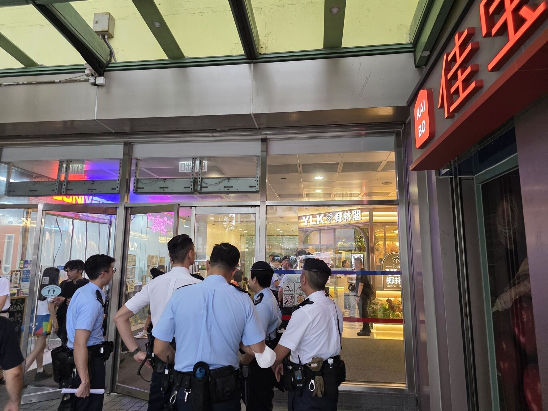 跨部門進行反非法勞工聯合行動,突擊搜查港島區內多個罪案黑點拘捕11人,社交平台周二下午流傳多名機動部隊警員於鴨脷洲海怡半島海怡廣場外駐守。(林浩瑋FB)