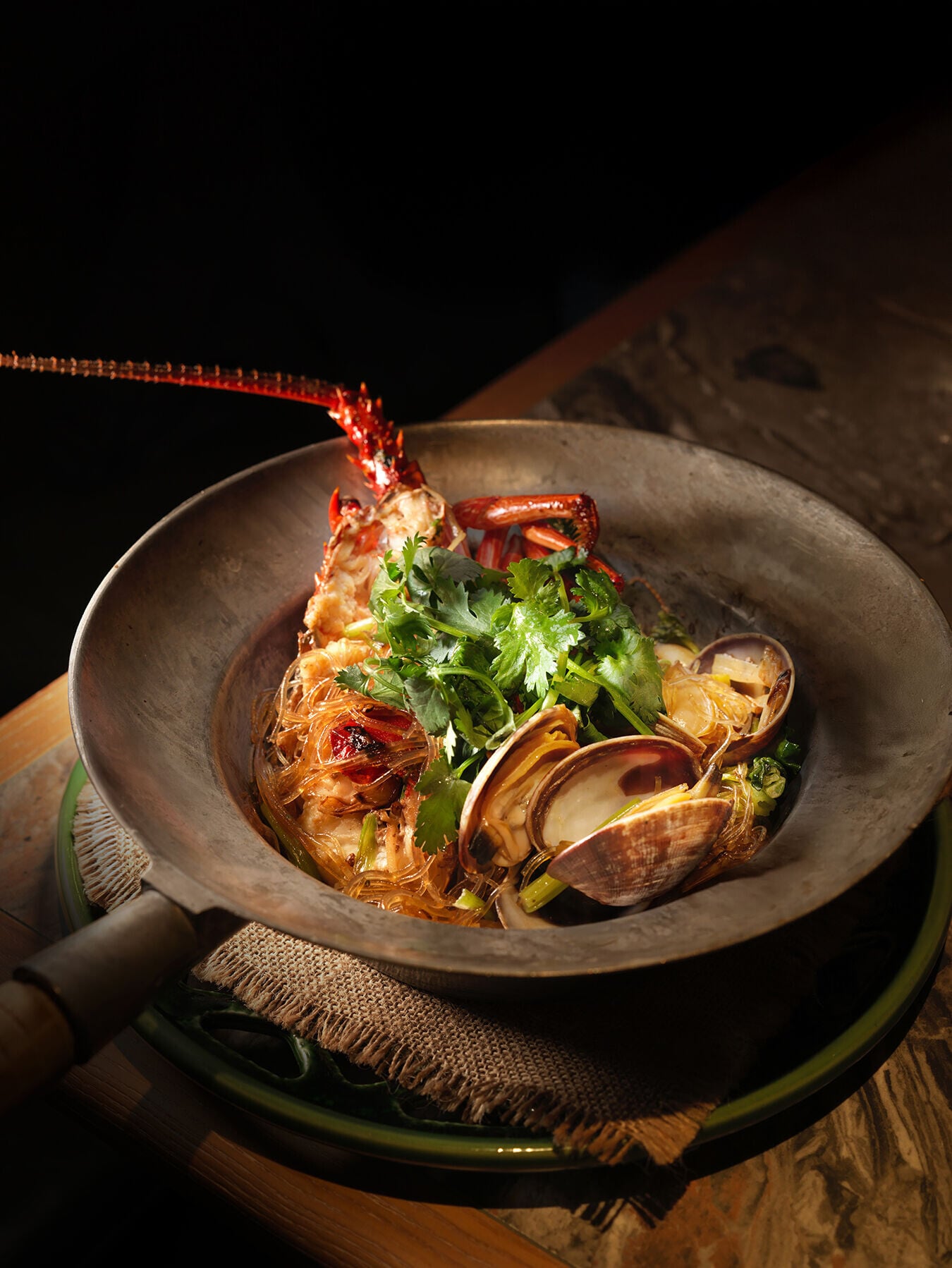 泰式石龍蝦大蜆粉絲煲 Rock Lobster and Clam Vermicelli Pot