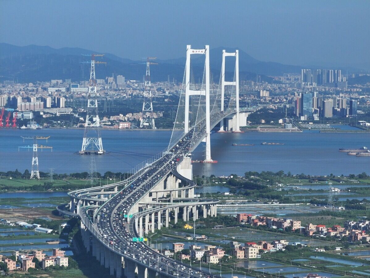 南沙大橋全長12.89公里,雙向共8車道,連接廣州市南沙區與東莞市沙田鎮,是粵港澳大灣區的核心樞紐,每逢節日這裏的交通都十分擠塞。(圖片來源:視覺中國)