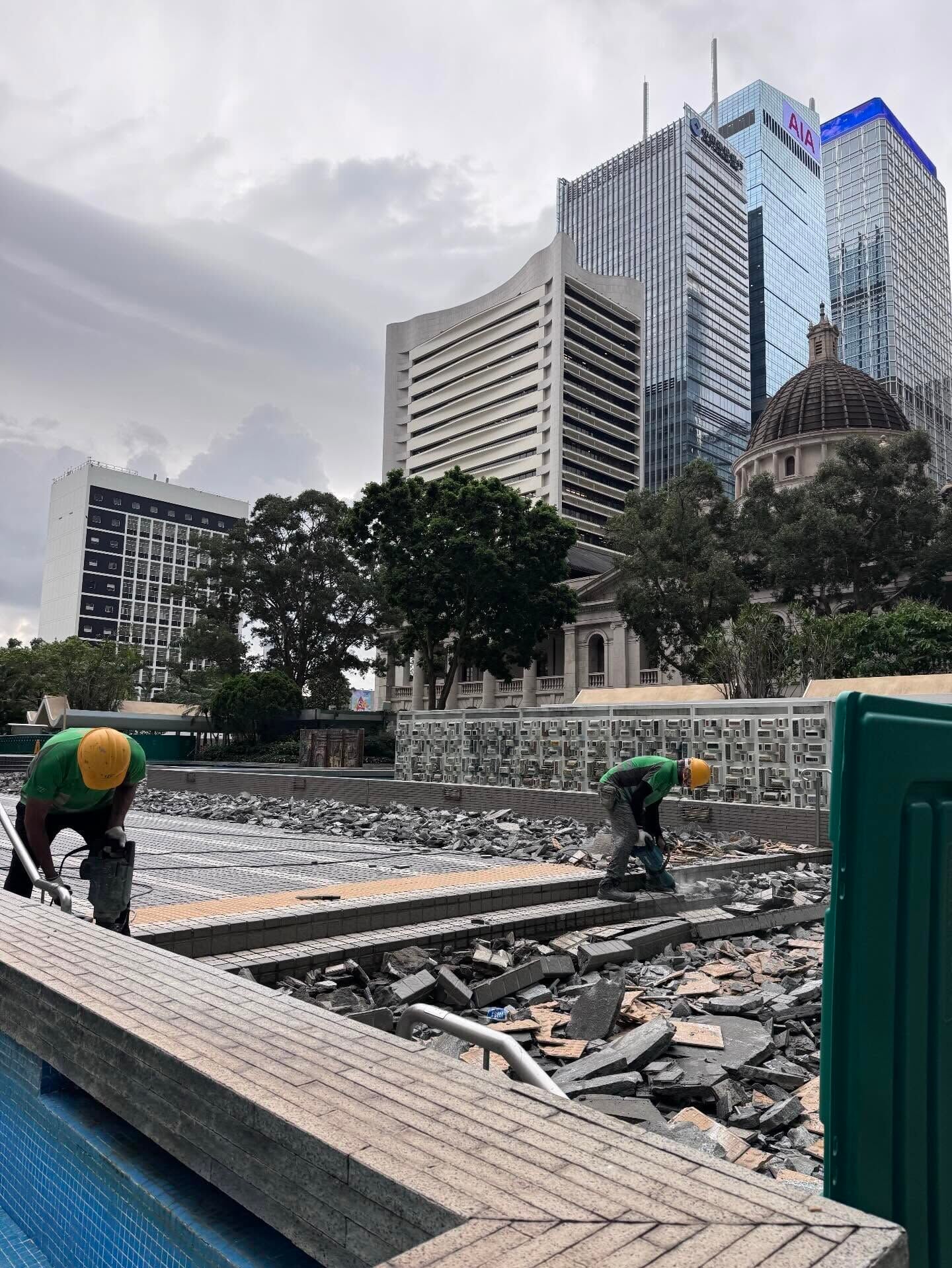 皇后像廣場花園進行翻新工程,近港鐵中環站的出入口已用圍板封閉,並清拆地台。根據現場康樂及文化事務署告示,該地於5月4日至8月31日暫停開放部份場地以便進行翻新工程。(Threads@my.central.station)
