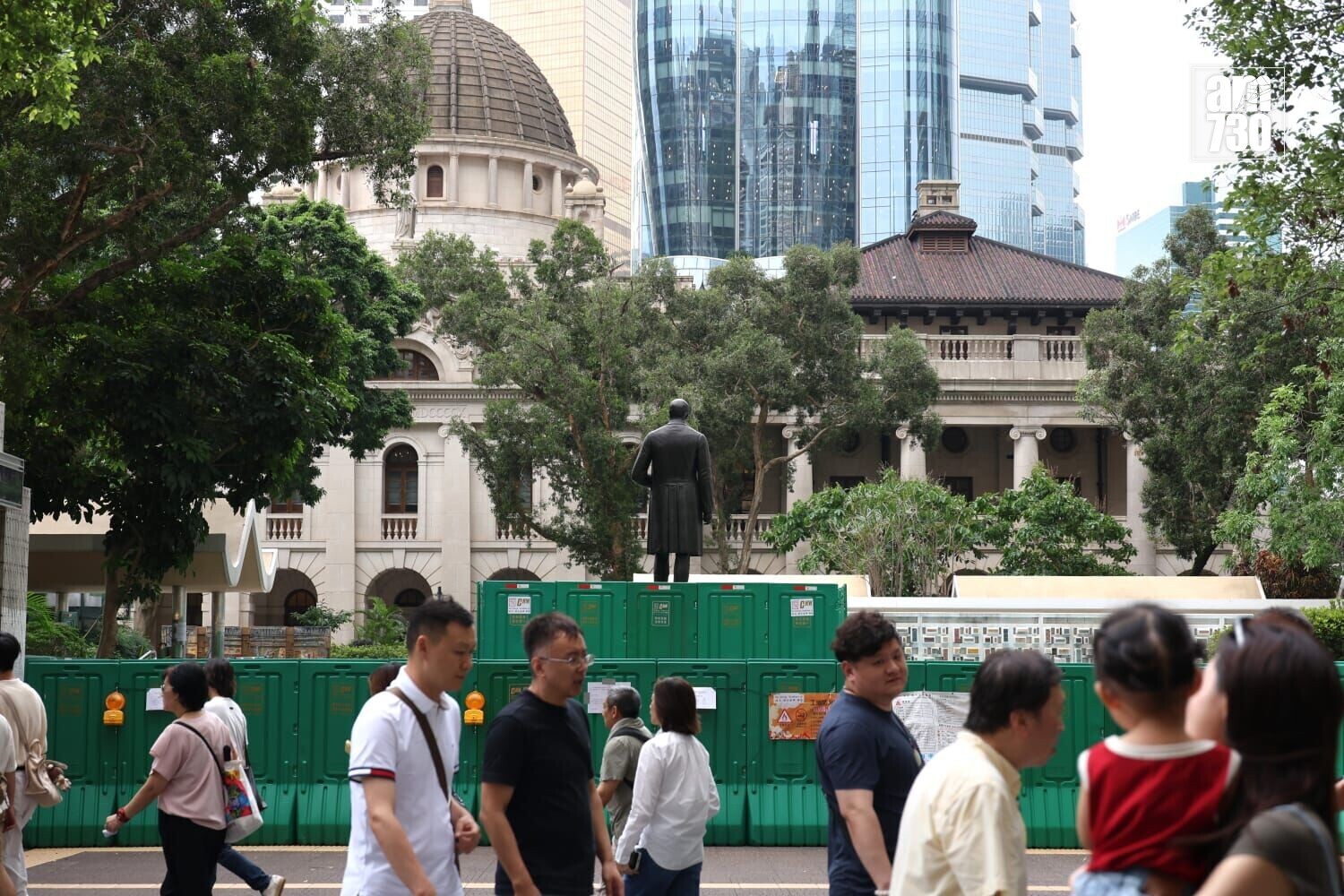 皇后像廣場花園進行翻新工程,近港鐵中環站的出入口已用圍板封閉,並清拆地台。(周令知攝)