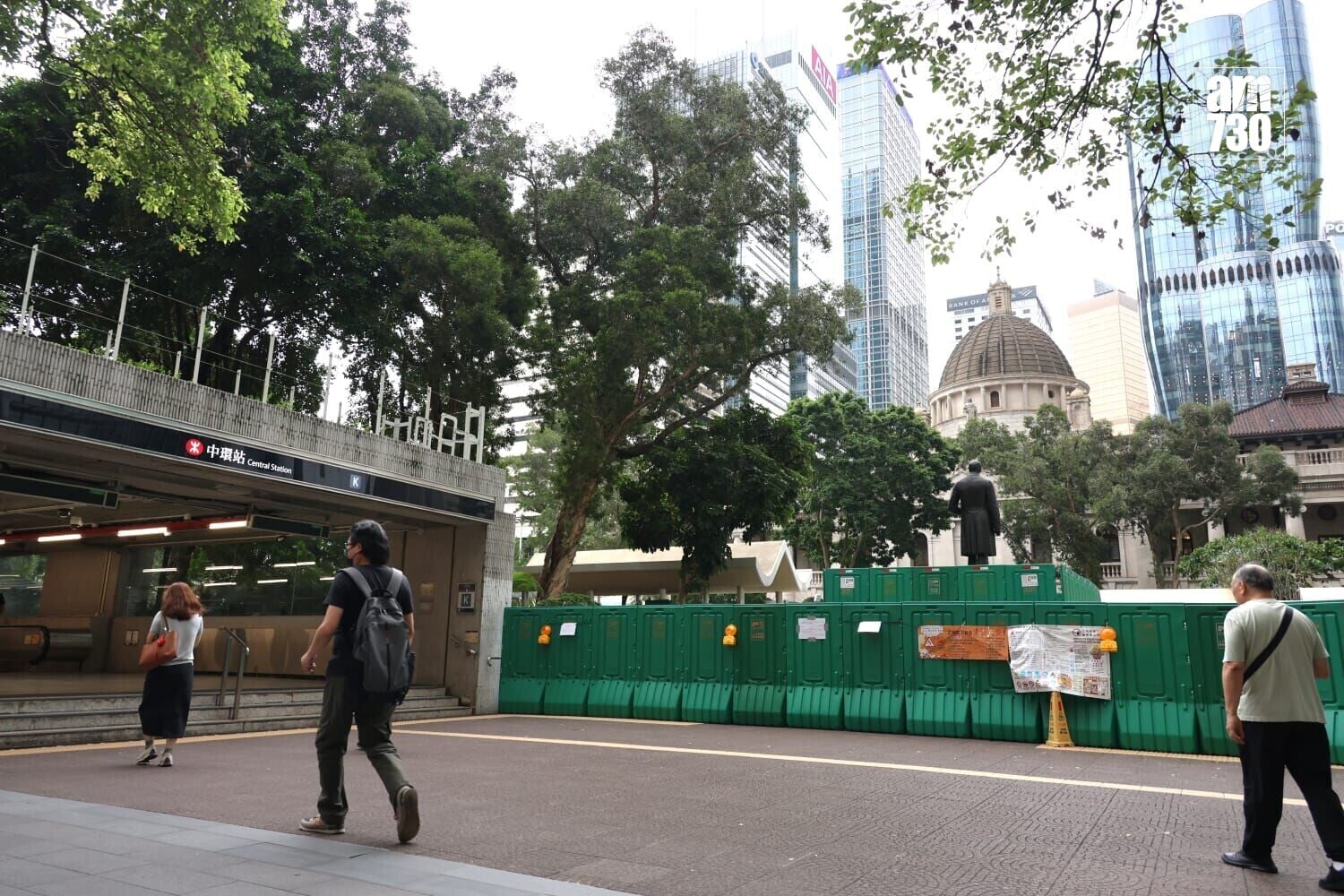 皇后像廣場花園進行翻新工程,近港鐵中環站的出入口已用圍板封閉,並清拆地台。(周令知攝)
