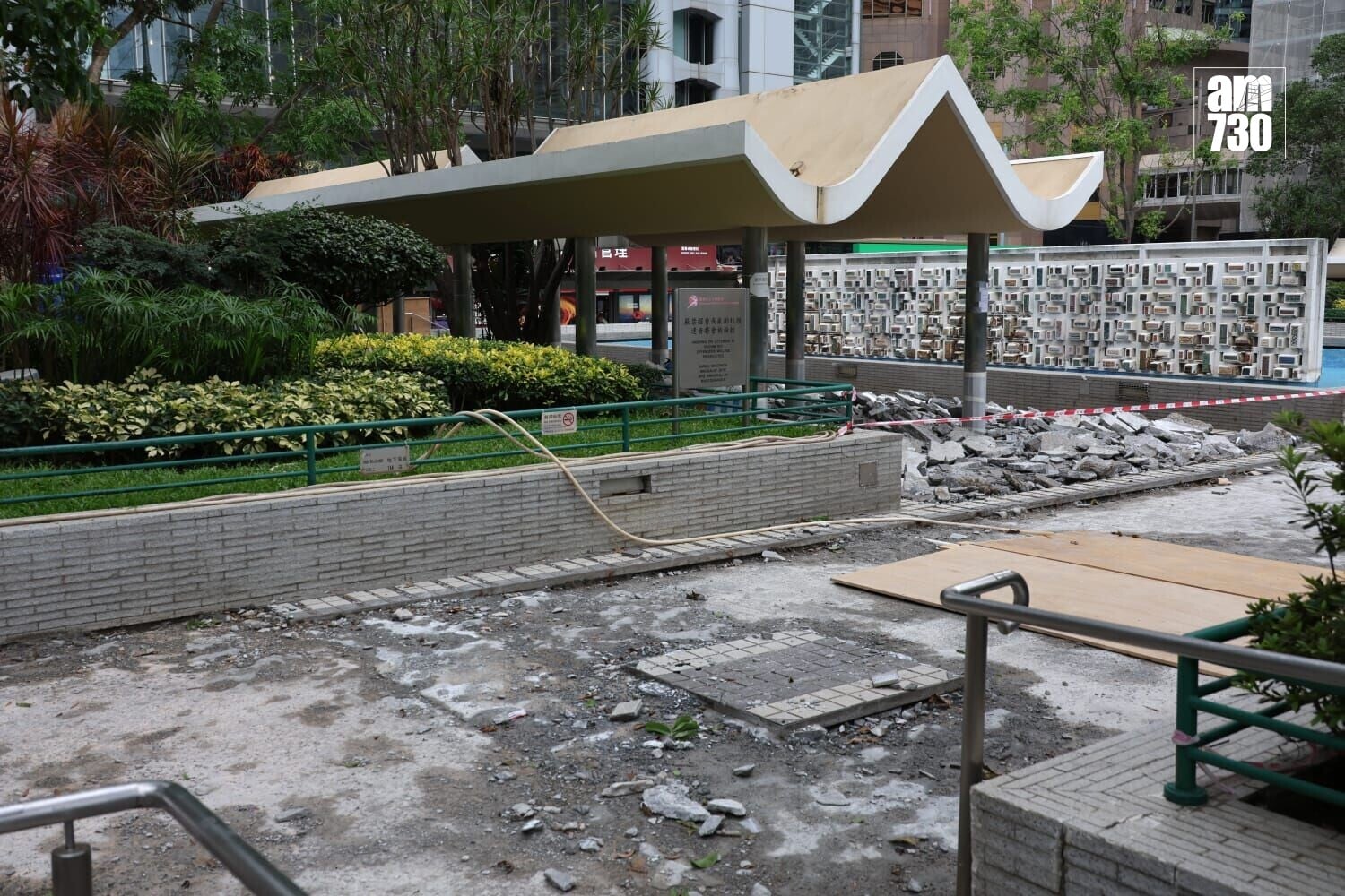皇后像廣場花園進行翻新工程,近港鐵中環站的出入口已用圍板封閉,並清拆地台。(周令知攝)