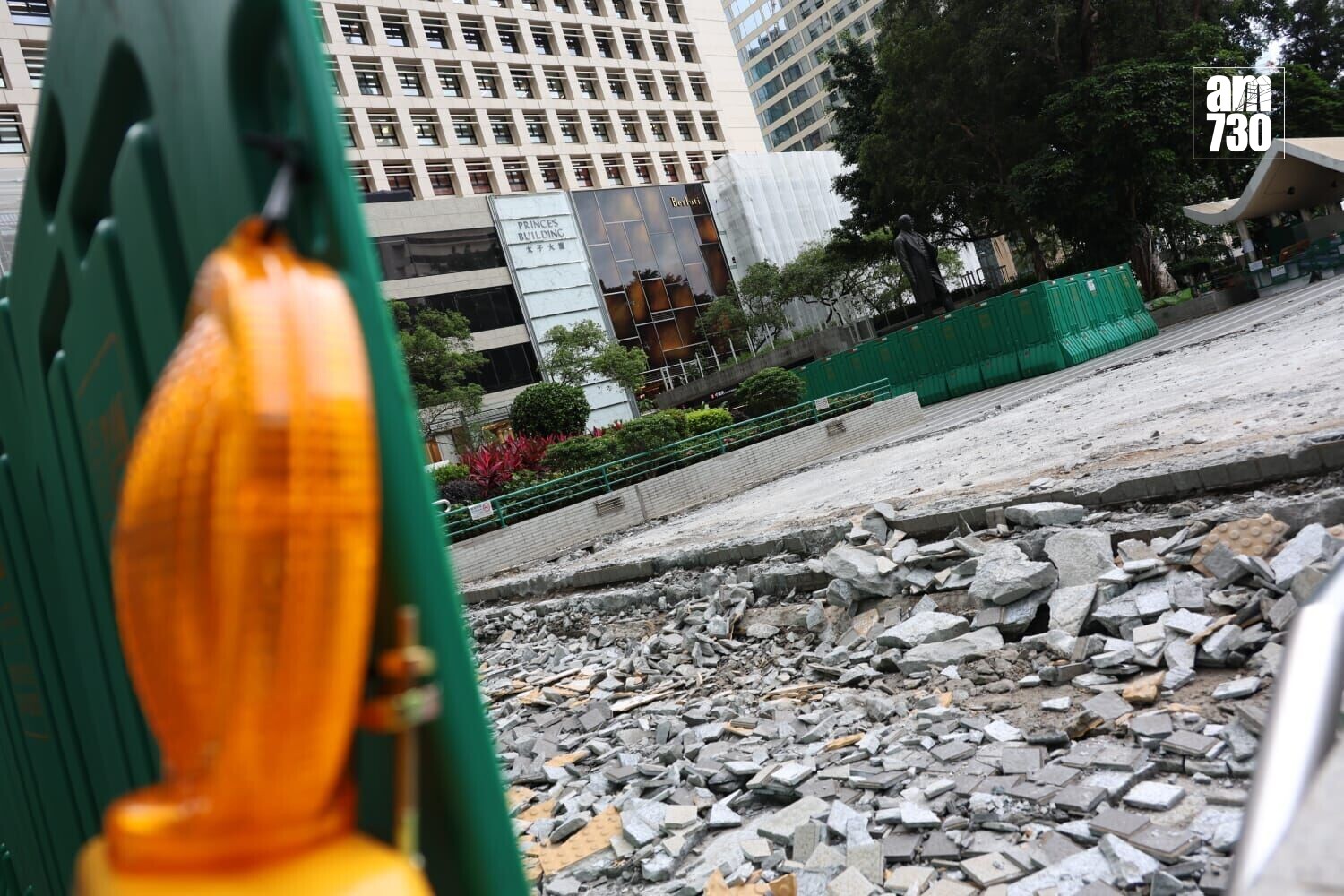 皇后像廣場花園進行翻新工程,近港鐵中環站的出入口已用圍板封閉,並清拆地台。(周令知攝)