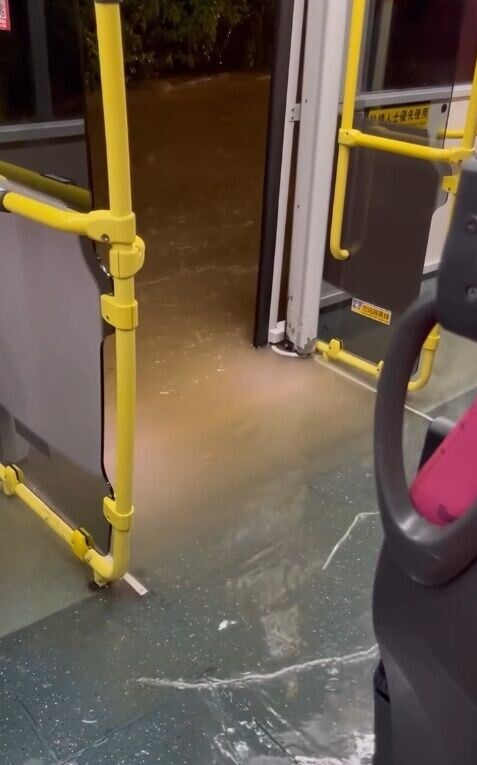 水深更接近巴士地台,黃泥水間歇湧入車內。(Thread/t_tsuntsun)
