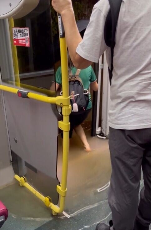 有女乘客除鞋及舉傘冒險落車。(Thread/t_tsuntsun)