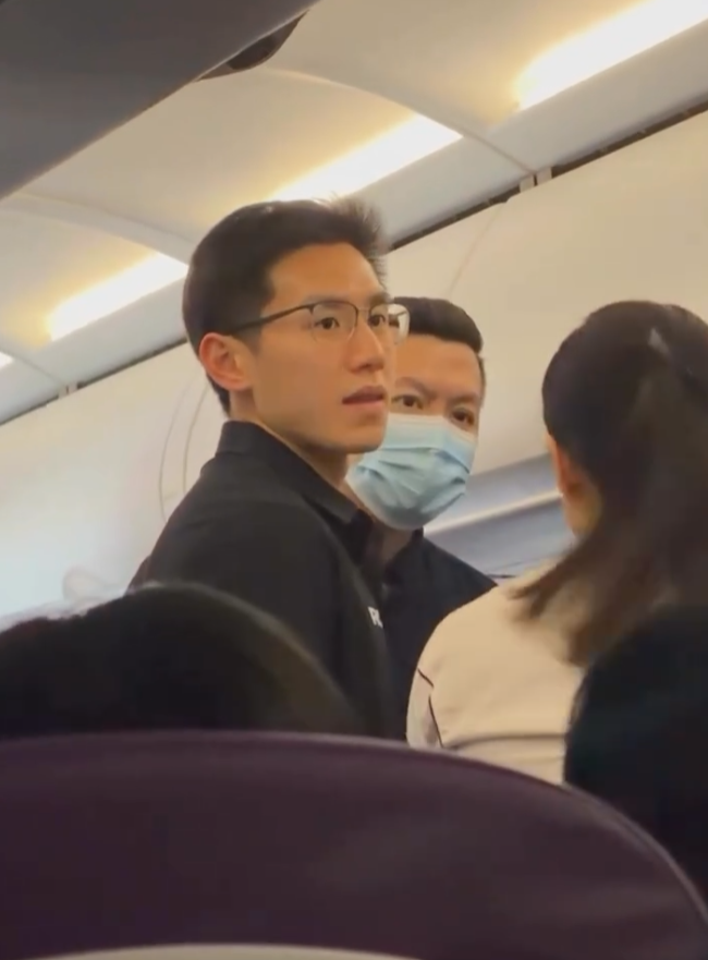 快運航班上一位男乘客突然暈厥。機長緊急廣播尋找醫生,一位身高約1.85米、外貌出眾的男士挺身而出急救處理。(小紅薯zack@小紅書)