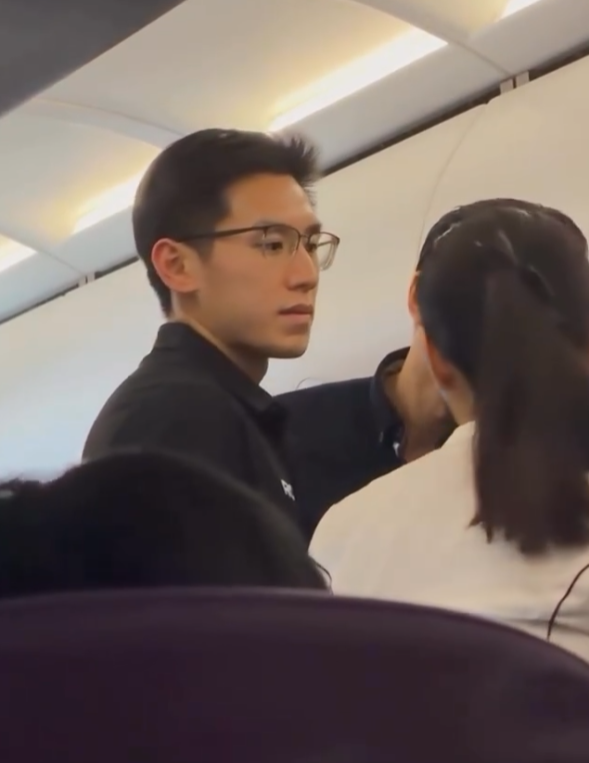 快運航班上一位男乘客突然暈厥。機長緊急廣播尋找醫生,一位身高約1.85米、外貌出眾的男士挺身而出急救處理。(小紅薯zack@小紅書)