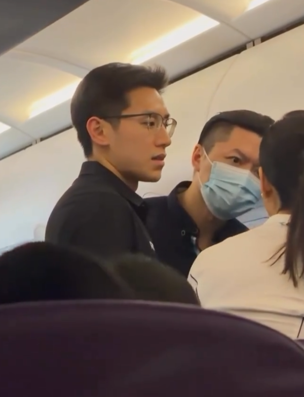 快運航班上一位男乘客突然暈厥。機長緊急廣播尋找醫生,一位身高約1.85米、外貌出眾的男士挺身而出急救處理。(小紅薯zack@小紅書)