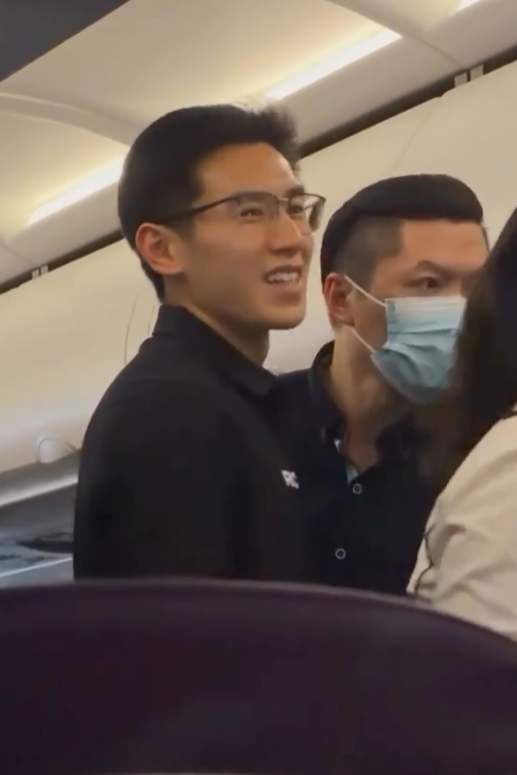 快運航班上一位男乘客突然暈厥。機長緊急廣播尋找醫生,一位身高約1.85米、外貌出眾的男士挺身而出急救處理。(小紅薯zack@小紅書)