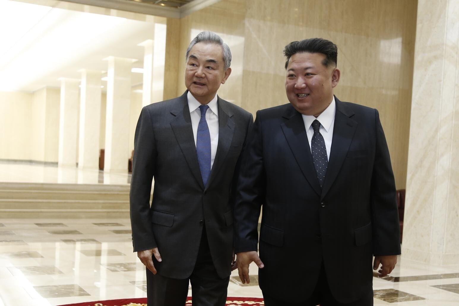 中國外交部長王毅上月訪問平壤,與金正恩會面(資料圖片)