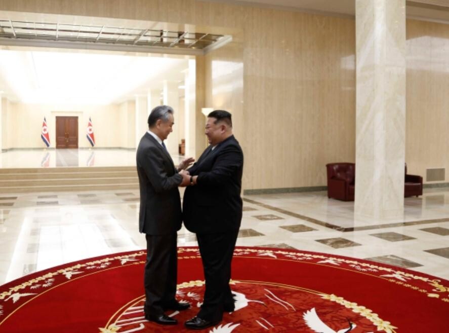 中國外交部長王毅上月訪問平壤,與金正恩會面(資料圖片)
