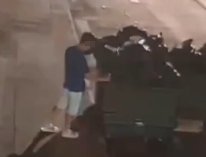 天后一名少年先點火燃燒大型垃圾桶內的垃圾,及在商場內點火燒擺放在走廊的垃圾,清潔工人及保安員及時發現,用滅火筒撲熄火種。(Threads)